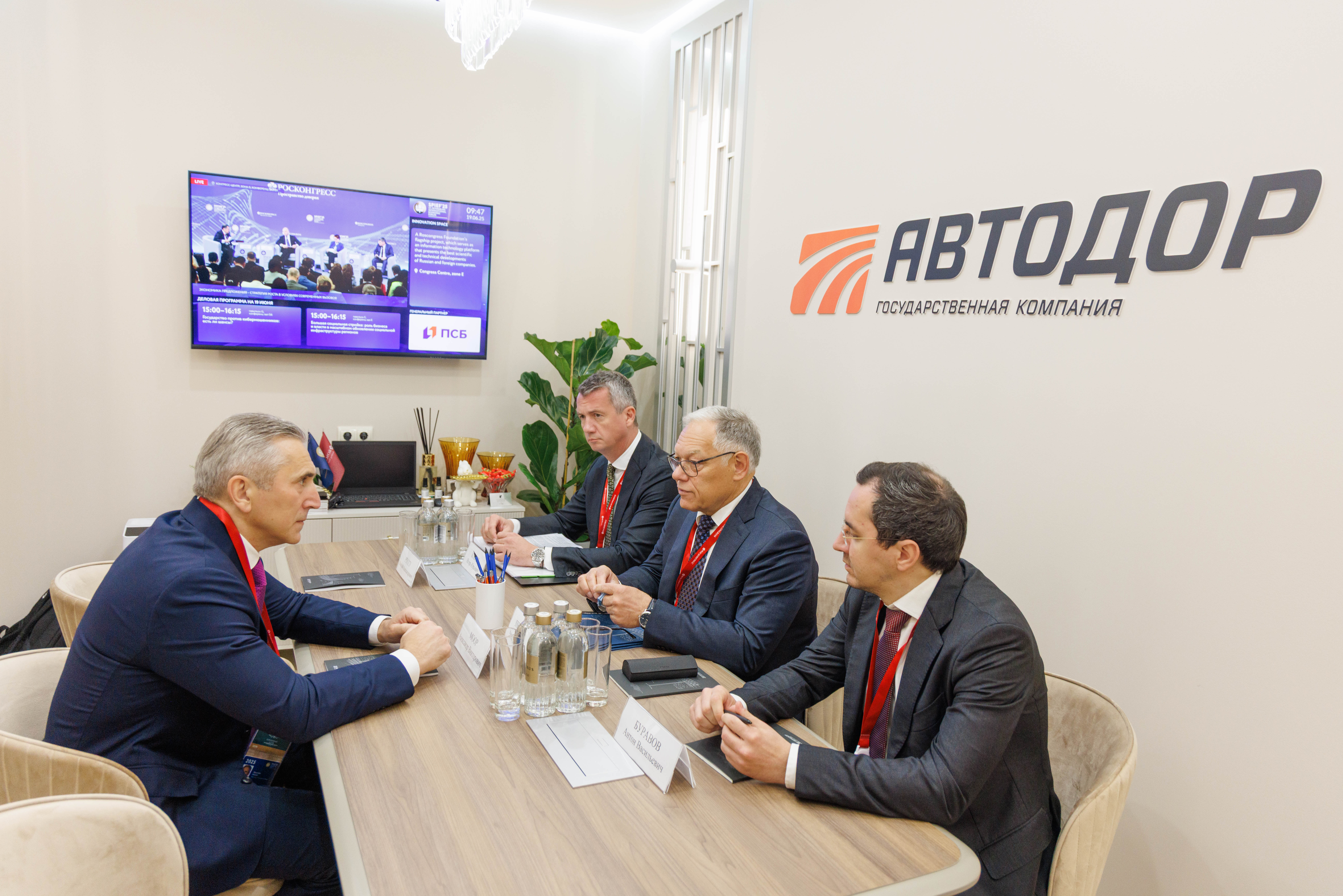 Глава Автодора и губернатор Тюменской области обсудили развитие региона